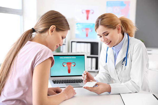 Kiểm tra sức khoẻ sớm sẽ giúp bạn tìm ra được nguyên nhân của tình trạng có kinh sớm