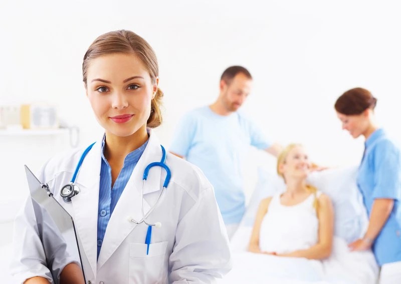 Nếu có các dấu hiệu bất thường liên quan đến kinh nguyệt như đau bụng kinh thì chị em cần phải nhanh chóng đi khám