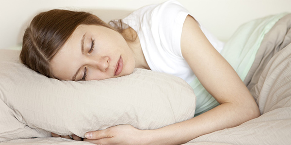 Ngủ đủ giấc và giữ tinh thần thoải mái để hạn chế táo bón