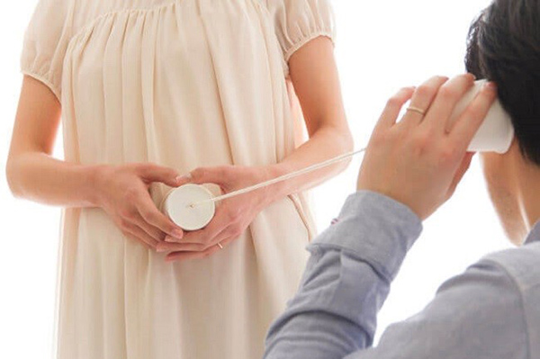 Nếu mẹ không biết, thai nhi sẽ phân biệt được giọng mẹ và giọng người ngoài đó.