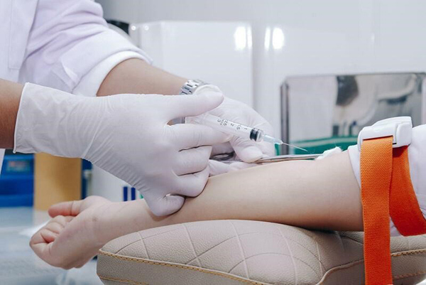 Nhiều thai phụ tiến hành xét nghiệm máu để chẩn đoán dọa sảy thai